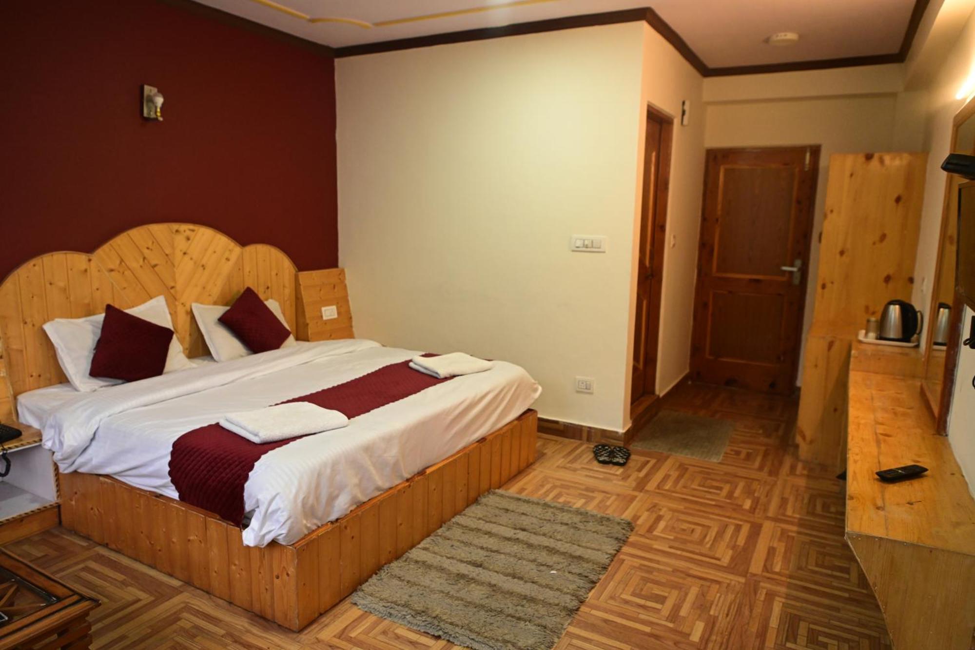 Krishana Cottage A Pure Veg !!!300 M From Hadimba Temple!!!Balcony Rooms!!!Veg Restaurant!!!Couple Friendly!!!Family Cottage!!! Manali  Ngoại thất bức ảnh