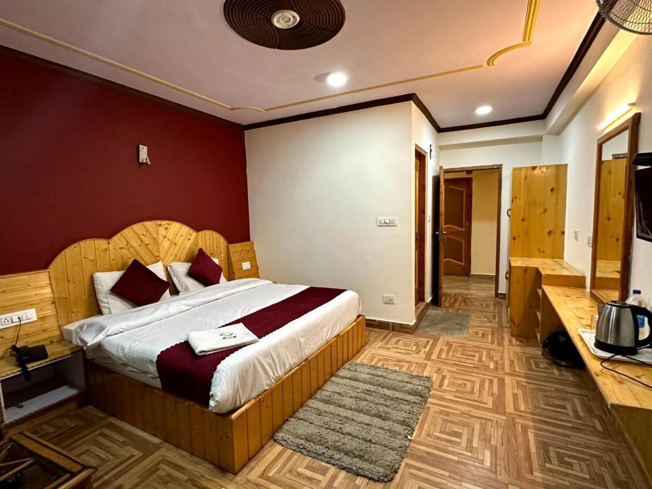 Krishana Cottage A Pure Veg !!!300 M From Hadimba Temple!!!Balcony Rooms!!!Veg Restaurant!!!Couple Friendly!!!Family Cottage!!! Manali  Phòng bức ảnh